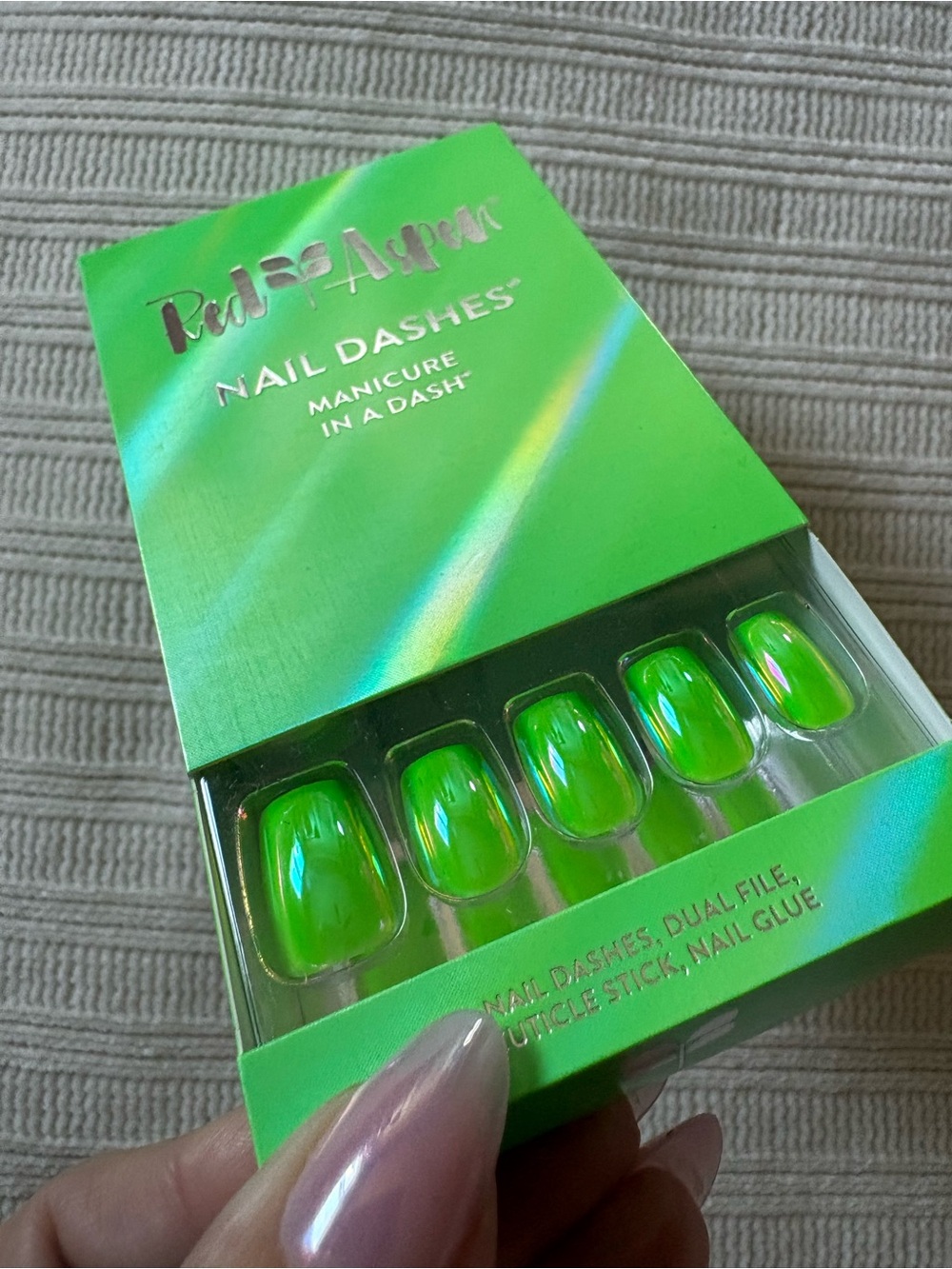 Red Aspen Green Nail Dashes Press-On Nails A Summer Icon Iva - Picture 5 of 6